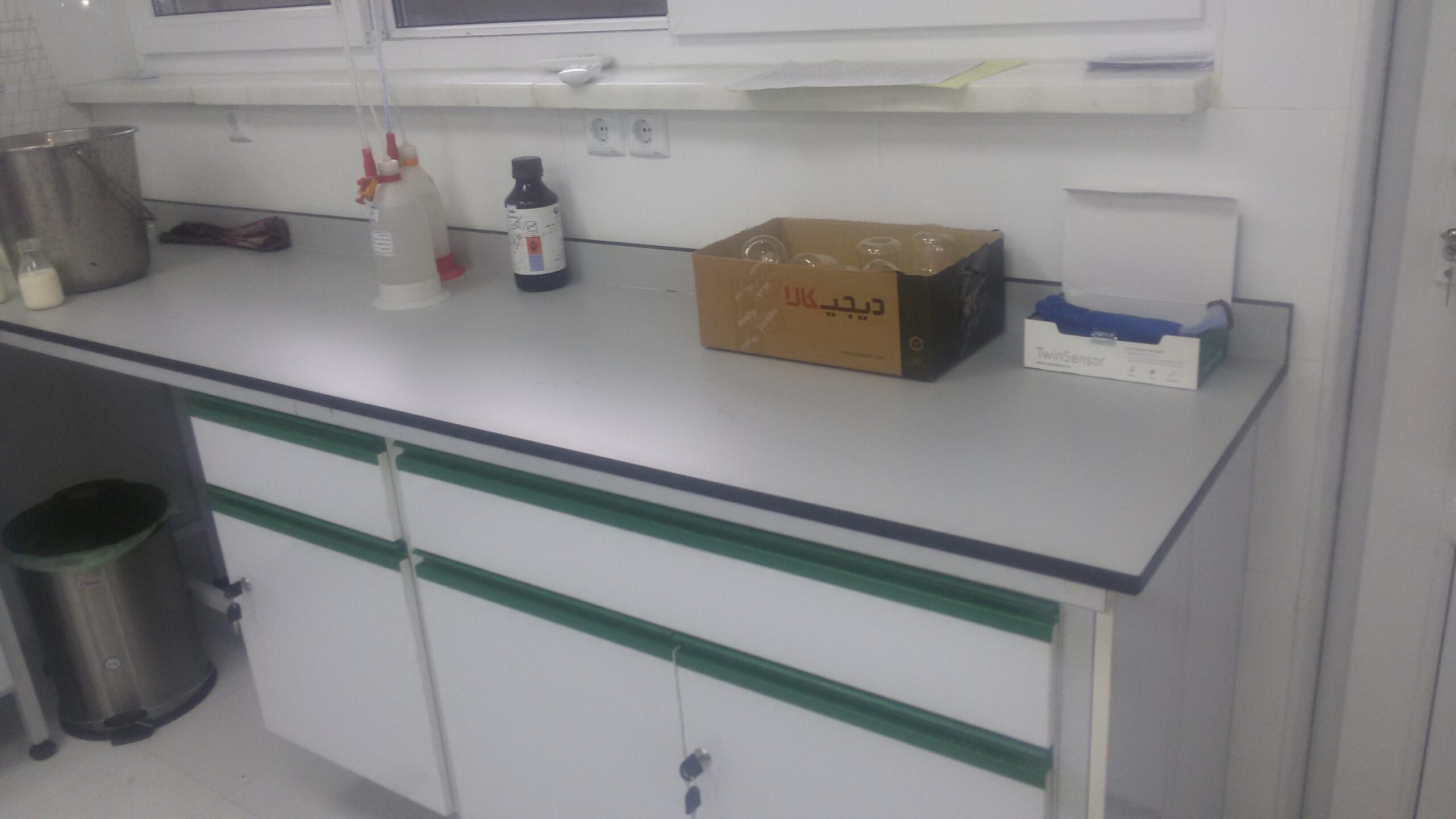 سکوی کنار آزمايشگاهي (میز یک طرفه) :