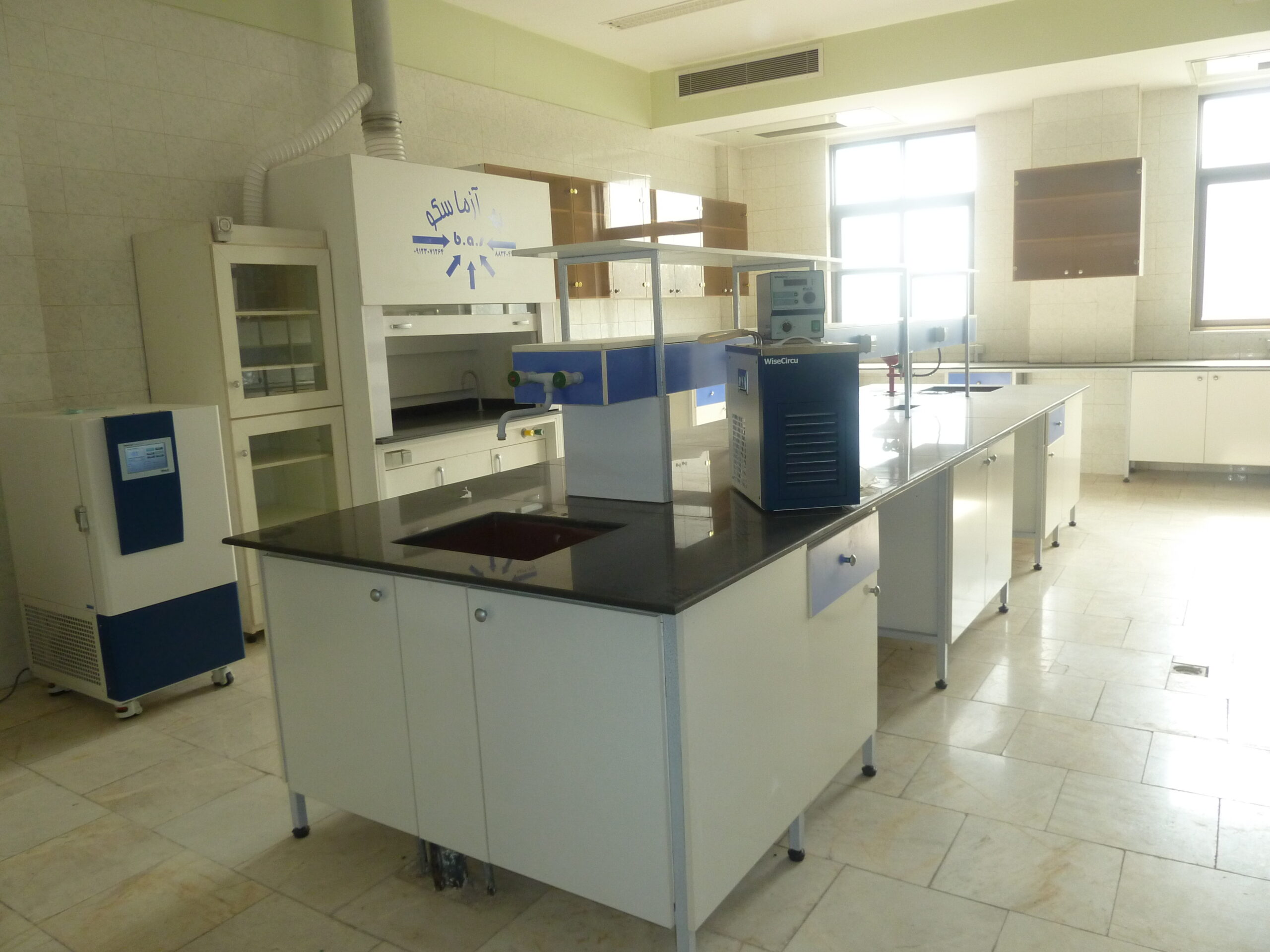 ميز وسط آزمايشگاهي (سكوي دو طرفه)