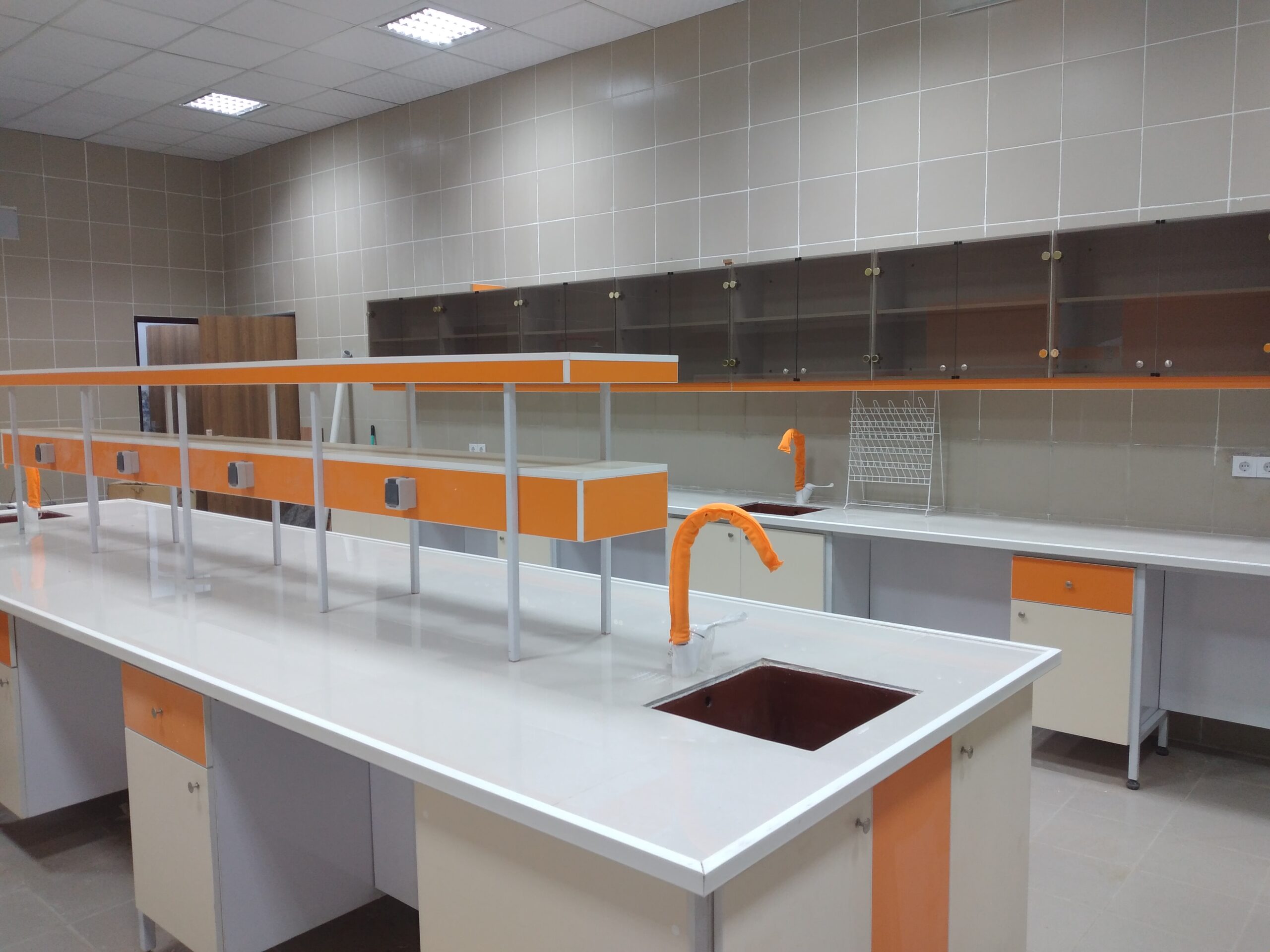 ميز وسط آزمايشگاهي (سكوي دو طرفه)